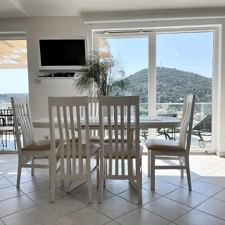 Simply The Ντουμπρόβνικ